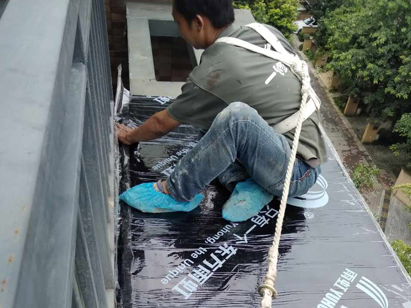 鋪防水卷材，打結(jié)構(gòu)膠