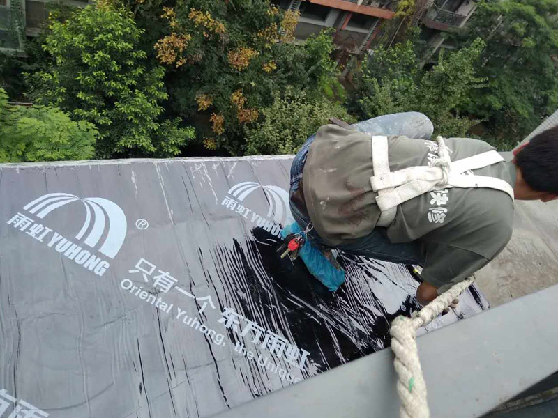 鋪防水卷材，打結(jié)構(gòu)膠