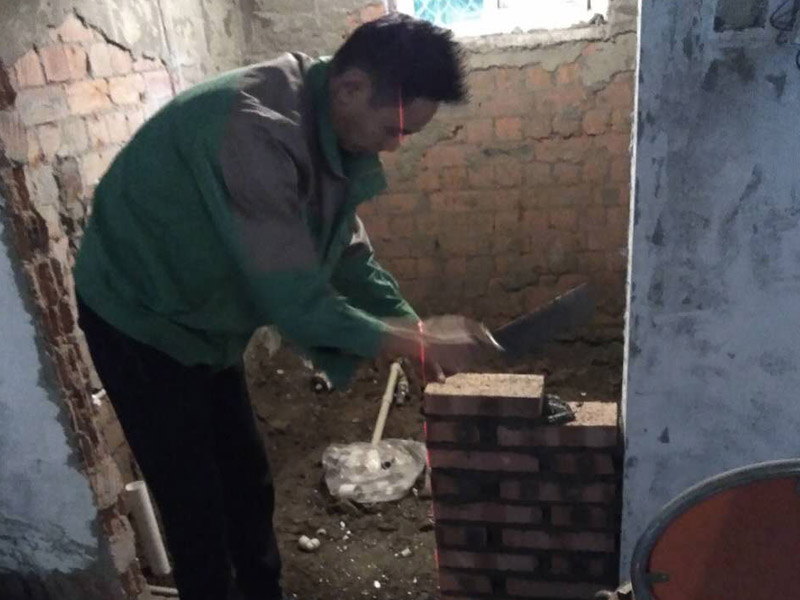 衛(wèi)生間補(bǔ)砌磚，穿線